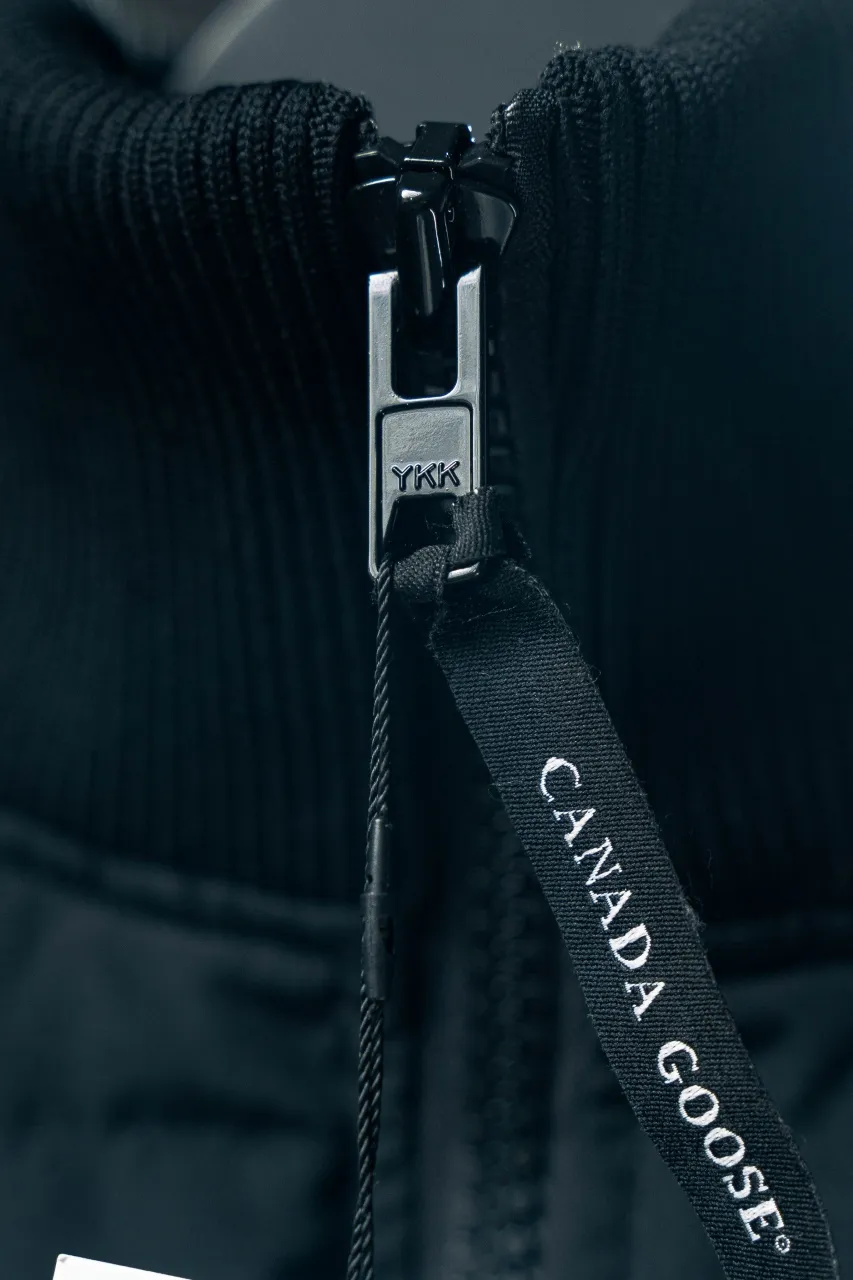 P820 official website synchronizes the top Canada Goose CANADA. GOOSE 42 models ❣️❣️❣️ The new expedition goose limited edition comes from the top domestic development team. It is currently the highest version on the market and in the country (there is no one). You can compare it at will. The top version exclusively for purchase must be high-quality. If there is a better product than mine, the clothes will be given to you. Analysis of the new expedition limited edition: (Trademark): For the chest LOGO, we use exclusively custom-dyed embroidery thread. The imported Behringer embroidery machine truly achieves 100% reproduction and is guaranteed to be completely consistent with ZP. The embroidery thread has zero color difference, the maple leaves are full and clear, and the details are perfect. Different from the crooked and fuzzy embroidery on the market, I honestly don’t know what kind of machine can embroider like this! A fake look! (We can guarantee that no one of our peers is more attentive and professional than us!) (Fabric): The new expedition model is made of exclusive high-end fabrics, abandoning the old expedition 21-count all-round fabric! The front piece is made of 18-count glue, and the back piece (sleeves) is made of a unique combination of pongee wool plaid, which restores the taste that ZP should have. It ensures the comfort and fit of the upper body while ensuring the 5-level cold protection index. It achieves the comfort of the fabric covering the mouth and the 5-level cold protection index of the old Expedition. The difference between market products can be seen at a glance. Cheap fabrics can be used to make sexy underwear, but forget about making down jackets! I really can’t do it without buying the original version and dismantling it! (Accessories): Spend a lot of money to develop private model customization, no matter the cost, as long as every detail is perfect! The original 1:1 mine buckle, the thorns on each buckle are very obvious! It took me 2 months to find the imported cuff ribbing. It is comfortable, warm and feels great! The original one-to-one molded landmine buckle/comma buckle/zipper embryo/four-button buckle/, washed label/dyed cuff thread/are all made with great care! It’s so different from the summer sock-like cuffs on the market that I can’t stand it! What is this! Different from the cheap male models used in the market! It looks too cheap, no contrast means no harm! Size: S-XXL